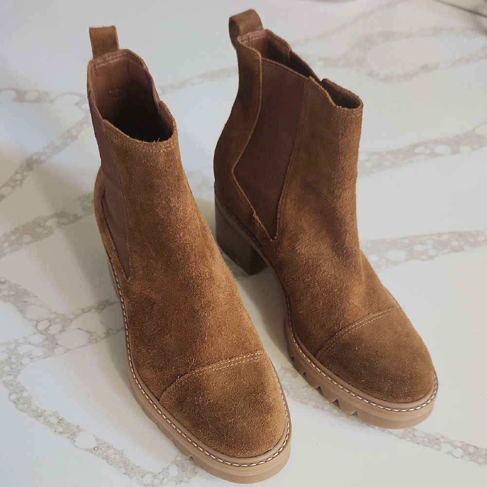 BERNRDO SIZE 7 ANKLE BOOT THICK TREAD SOLE